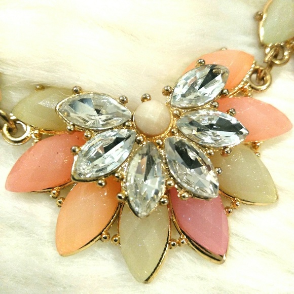 Gorgeous Statement Necklace - Picture 3 of 6